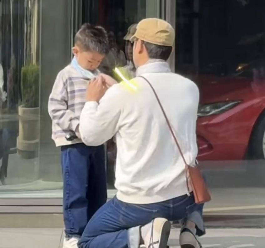 2岁二胎女儿躺吊床上面小肚子圆鼓鼓好萌冰