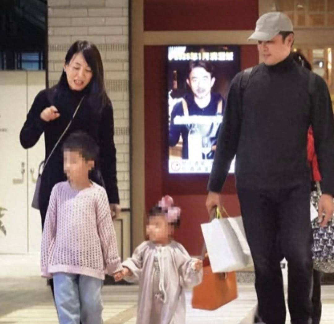 2岁二胎女儿躺吊床上面小肚子圆鼓鼓好萌冰球突破爆百万大奖明道一家露营吃烤肉(图3)