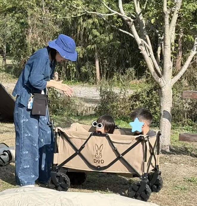 2岁二胎女儿躺吊床上面小肚子圆鼓鼓好萌冰球突破爆百万大奖明道一家露营吃烤肉(图4)