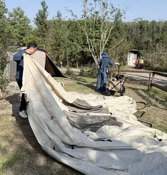 2岁二胎女儿躺吊床上面小肚子圆鼓鼓好萌冰球突破爆百万大奖明道一家露营吃烤肉(图5)